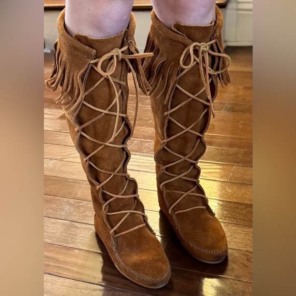 Minnetonka suede fringe lace up boots. Womens size 5 - Picture 10 of 11